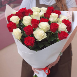 Букет из 27 белых и красных роз