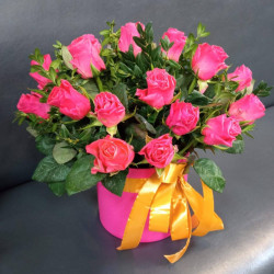 Композиция из 19 розовых роз в розовой коробке